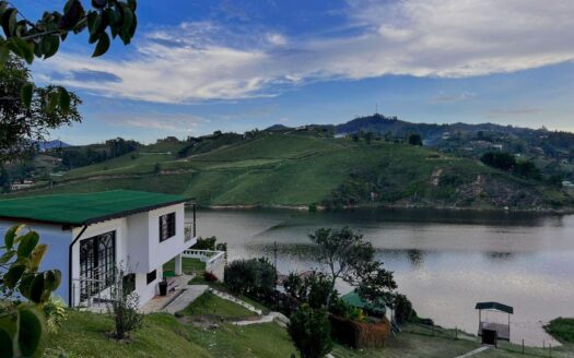 El Peñol Vereda La Cristalina 4-Bed Farmhouse with Reservoir Views – MLS 248191
