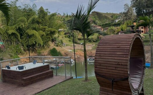 El Peñol Farm with Dock, Jacuzzis and Lake Views – MLS 258423