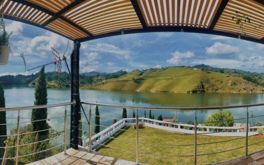 El Peñol Vereda La Cristalina 4-Bed Farmhouse with Reservoir Views – MLS 248191
